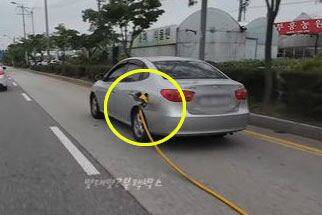 주유건을 꽂은 채 달리는 차량./인스타그램