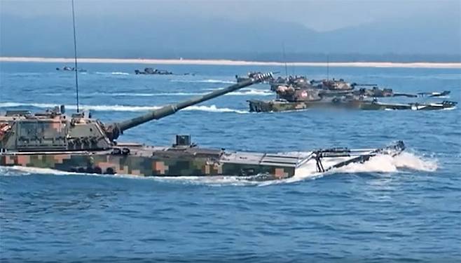 10월 14일 중국의 군함이 대만을 둘러싸고 군사훈련을 하고 있다.