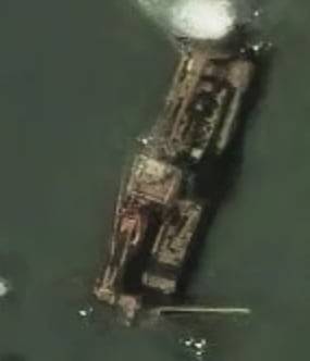 지난 21일 진수식 도중 사고가 났던 북한 5000t급 구축함 옆에 크레인을 장착한 것으로 추정되는 바지선이 대기하고 있다. /X(옛 트위터)