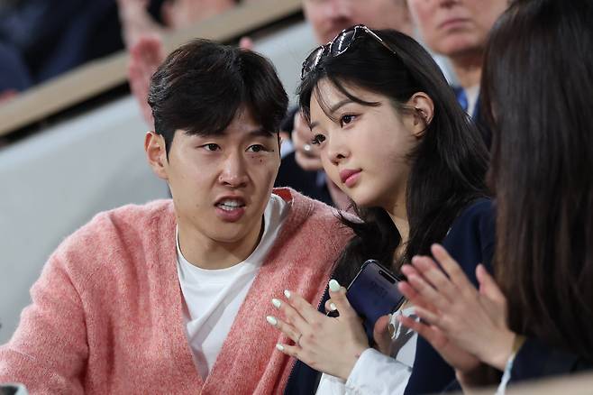 이강인과 박상효씨가 26일 테니스 메이저 대회인 프랑스 오픈을 관전하며 이야기를 나누고 있다. / 게티이미지코리아