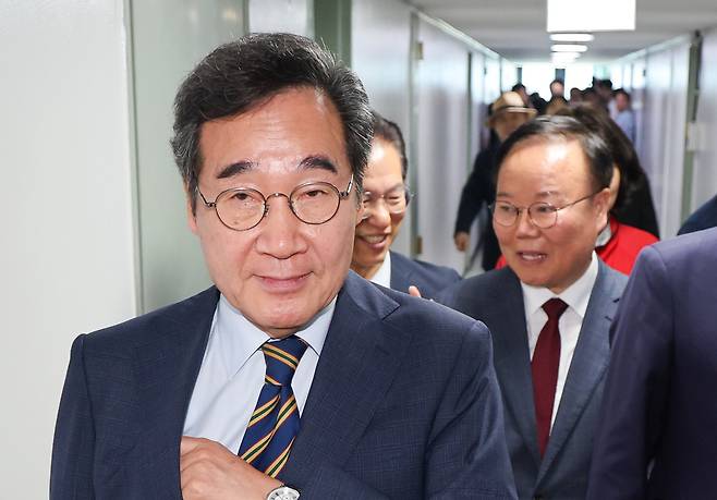 이낙연 새미래민주당 상임고문이 27일 서울 여의도 당사에서 김문수 국민의힘 대통령 후보와의 개헌·공동정부 연대와 김 후보 지지를 선언하며 기자회견을 마친 뒤 이석하고 있다. 뒷줄 오른쪽은 김 후보측 김재원 비서실장./뉴스1