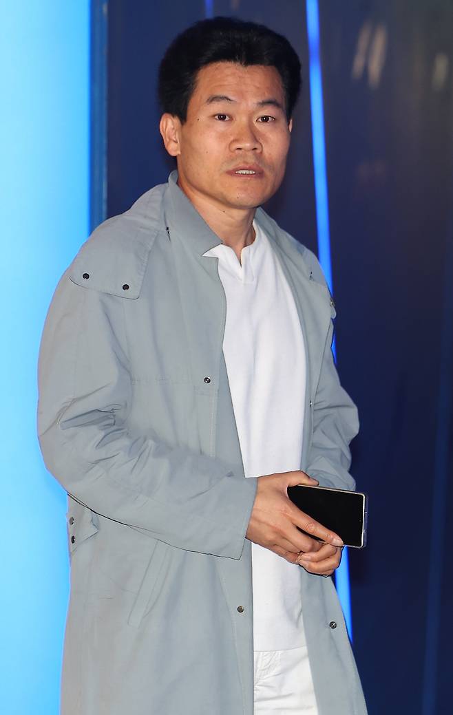 다큐멘터리 영화 '부정선거, 신의 작품인가' 제작에 참여한 전직 한국사 강사 전한길 씨가 21일 윤석열 전 대통령이 방문한 서울 메가박스 동대문에서 관계자와 이야기하고 있다. /연합뉴스