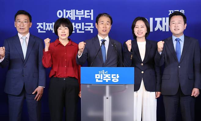 권오을 더불어민주당 중앙선거대책위원회 국민대통합위원장 등이 27일 오전 서울 여의도 중앙당사에서 진짜 보수 선언문을 낭독한 뒤 구호를 외치고 있다. 왼쪽부터 이인기 국민대통합위원장, 최연숙 대구시당 선대위원장, 권 위원장, 허은아 전 개혁신당 대표, 김용남 전 정책위의장./뉴스1