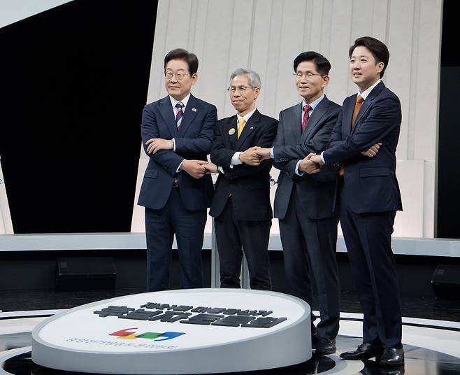 이재명 더불어민주당 대통령 후보(왼쪽부터), 권영국 민주노동당 대통령 후보, 김문수 국민의힘 대통령 후보, 이준석 개혁신당 대통령 후보가 27일 서울 마포구 상암동 MBC 스튜디오에서 진행된 정치 분야 TV토론회에 참석해 포즈를 취하고 있다. /뉴스1