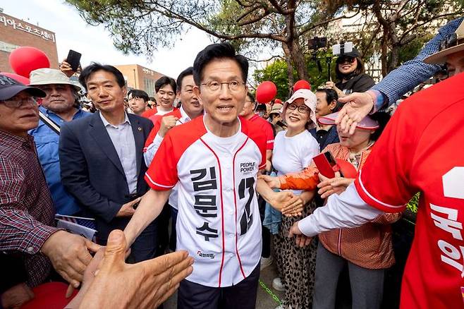 김문수 국민의힘 대선 후보가 26일 오후 경기도 용인시 수지구 포은아트갤러리 광장에서 열린 유세에서 시민들과 인사하고 있다. ⓒ데일리안 방규현 기자