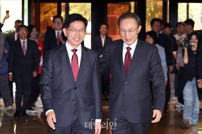 김문수 국민의힘 대선 후보와 이명박 전 대통령이 27일 서울 여의도 켄싱턴호텔에서 오찬 회동을 갖기 위해 함께 이동하고 있다. ⓒ데일리안 홍금표 기자
