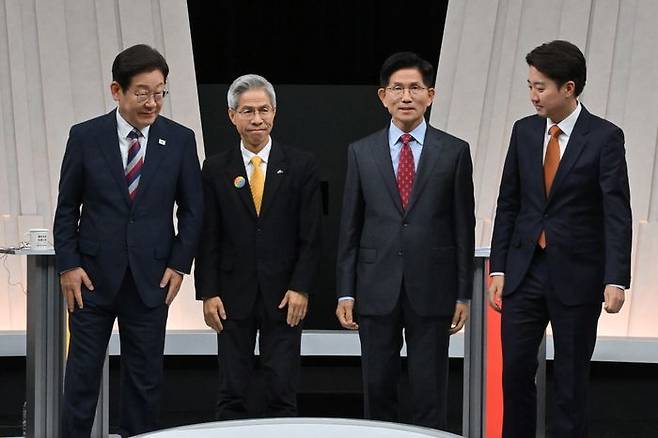 27일 오후 서울 마포구 상암동 MBC 스튜디오에서 열린 중앙선거방송토론위원회 주관 21대 대선 3차 후보 토론 시작에 앞서 각 정당 대선후보들이 기념촬영을 마친 뒤 자리로 돌아가고 있다. 왼쪽부터 이재명 더불어민주당, 권영국 민주노동당, 김문수 국민의힘, 이준석 개혁신당 대선 후보. ⓒ국회사진기자단