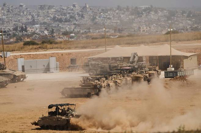 26일 팔레스타인 가자지구 근처에서 이스라엘 군인들이 장갑차를 타고 이동하고 있다. 이스라엘은 도널드 트럼프 2기 미국 행정부의 강한 만류에도 가자지구에서 지상전을 확대하고 있다. 가자지구=AP 뉴시스