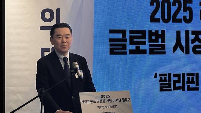 김인규 하이트진로 대표이사 지난 18일 필리핀 마닐라에서 진행된 기자간담회에서 글로벌 비전인 ‘진로(JINRO)의 대중화’의 방향성을 제시했다. 윤우열 기자 cloudancer@donga.com