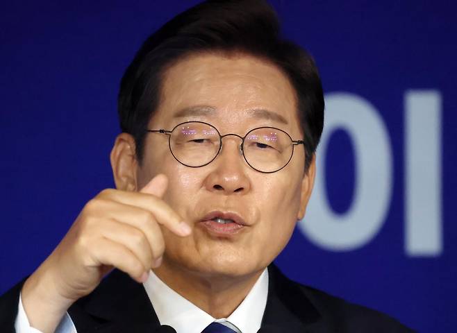 이재명 더불어민주당 대선 후보가 25일 서울 여의도 민주당사에서 기자회견을 하고 있다. 사진공동취재단