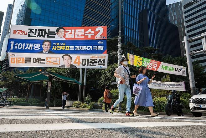 제21대 대통령 선거를 일주일 앞둔 27일 서울 마포구 공덕오거리에 이재명 더불어민주당 대선후보, 김문수 국민의힘 대선후보, 이준석 개혁신당 대선후보, 권영국 민주노동당 대선후보의 현수막이 걸려 있다. 2025.05.27. 서울=뉴시스
