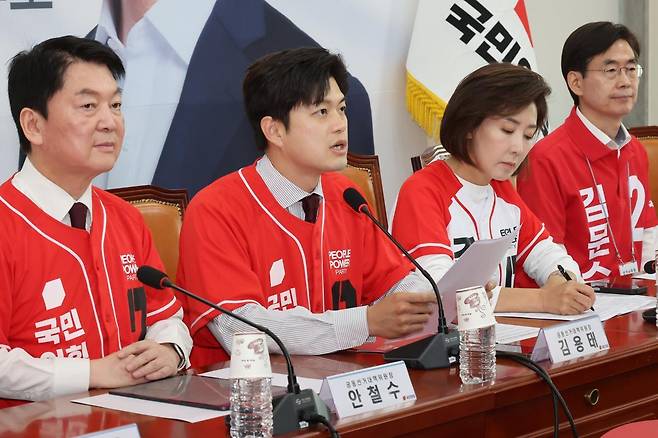 김용태(왼쪽 두 번째) 국민의힘 비상대책위원장이 26일 오전 서울 여의도 국회에서 열린 중앙선거대책위원회의에서 발언하고 있다. 2025.05.26 서울=뉴시스