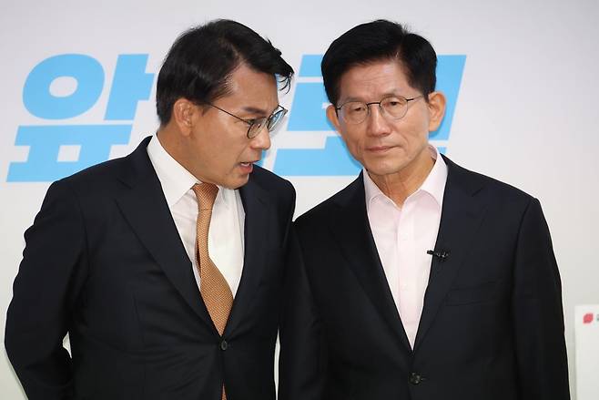 김문수 제21대 대통령선거 국민의힘 경선 후보가 30일 오전 서울 여의도 선거캠프에서 정책공약 발표 전 윤상현 의원과 대화를 하고 있다. 2025.04.30. [서울=뉴시스]