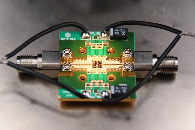한국전자통신연구원(ETRI)이 개발한 X-대역 질화갈륨(GaN) 기반 송수신 반도체 집적회로(MMIC) 칩이 측정용 지그에 장착된 모습. ETRI 제공