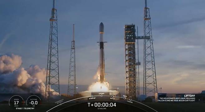 미국 플로리다주 케이프커내버럴 우주군기지에서 스타링크 위성을 실은 팰컨9 로켓이 발사되고 있다. 스페이스X&nbsp;제공.