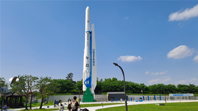 기립한 상태의 누리호 모형. 과학기술정보통신부 제공.