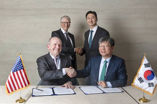 HD현대는 지난 3월 미국 원전 기업 테라파워와 '나트륨 원자로의 상업화를 위한 제조 공급망 확장 전략적 협약'을 체결했다고 밝혔다. 테라파워 빌 게이츠(Bill Gates) 창업자(왼쪽 위부터 시계방향으로), HD현대 정기선 수석부회장, HD현대중공업 원광식 해양에너지사업본부장, 크리스 르베크(Chris Levesque) 최고경영자가 협약식에서 기념촬영을 하고 있다. HD현대 제공