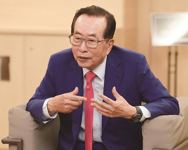 김재철 동원그룹 명예회장이 4월 23일 경영 에세이 출간 기념 강연회에서 청중과 대화하고 있다. /사진 동원그룹