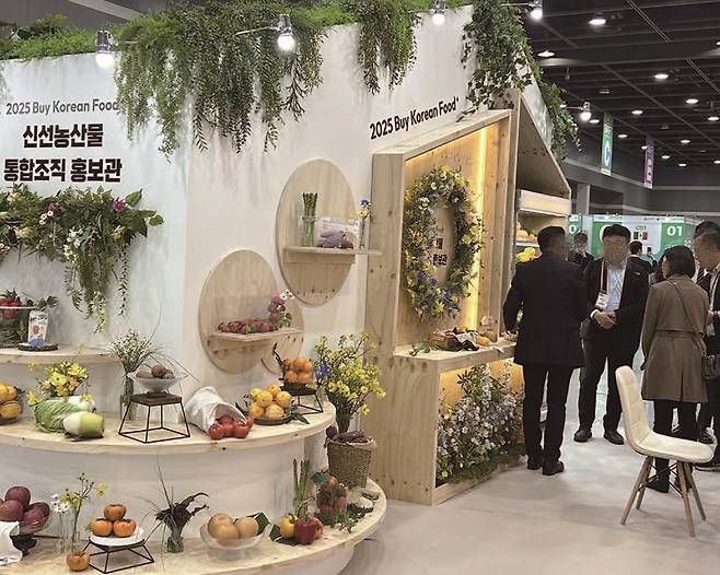 K-Food+ 수출 상담회 신선농산물 홍보관에서 한국 농산물에 대한 설명을 듣는 해외 바이어. /사진 이신혜 기자
