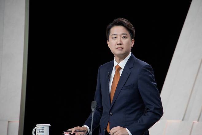 개혁신당 이준석 후보가 27일 서울 마포구 상암동 MBC 스튜디오에서 열린 정치 분야 TV토론회를 준비하고 있다. 연합뉴스