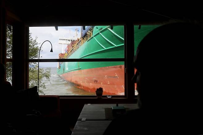 지난 22일(현지 시각) 노르웨이에서 발생한 선박 사고. 초대형 선박이 해안가 집 앞마당까지 밀고 들어왔다. 사진=JAN LANGHAUG/EPA 연합뉴스