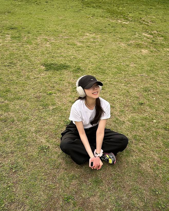 SaveVid.Net_501004601_18352094065156052_3355811055406231595_n.jpg 안소희 인스타 업로드