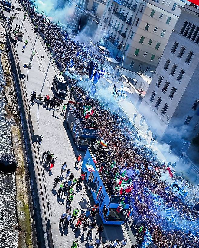 500281100_1319424492873786_8173766939471730843_n.jpg 나폴리 스쿠데토 버스 퍼레이드