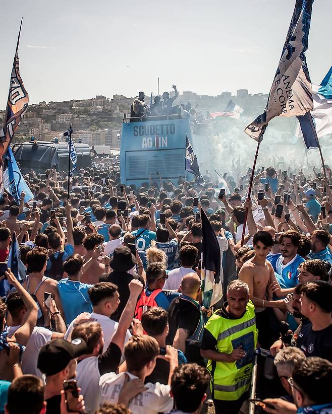500449593_1319424306207138_1861884203953816459_n.jpg 나폴리 스쿠데토 버스 퍼레이드