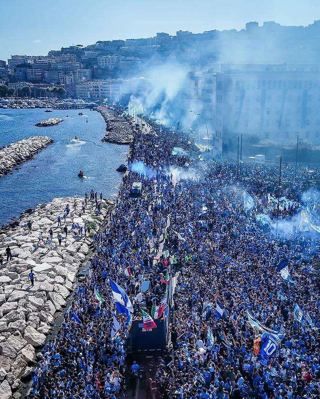 500284707_1319424422873793_6631107638796024179_n.jpg 나폴리 스쿠데토 버스 퍼레이드