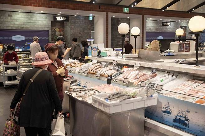 신세계백화점 본점 지하 1층 수산물 코너 전경. 신세계백화점 제공
