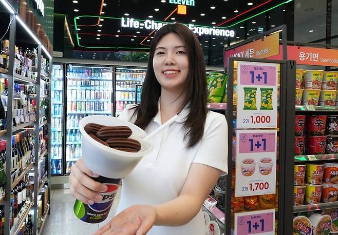 모델이 '컵스' 시리즈 2탄 초코츄러스를 소개하고 있다. 세븐일레븐 제공