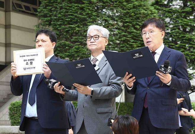 법무법인 대륜 소속 변호사들이 27일 서울 서초구 서울중앙지방법원 앞에서 SK텔레콤 개인정보 유출 사건 관련 민사소송 입장발표를 하고 있다. /사진=뉴시스