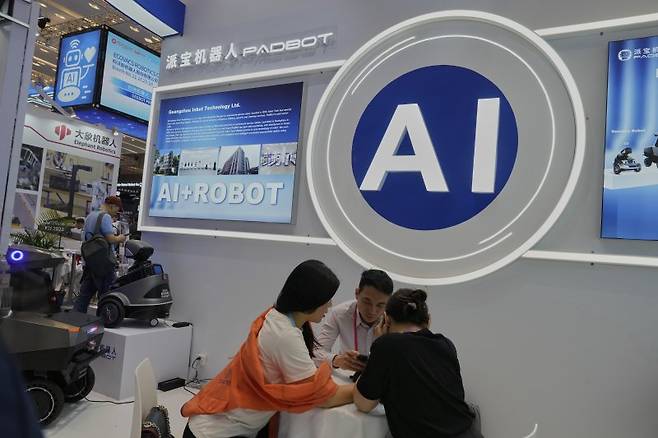 지난달 16일 중국 광둥성 광저우에서 열린 제137회 광저우 수출입상품교역회(칸톤 페어)에서 바이어들이 인공지능(AI) 부스를 둘러보고 있다.AP뉴시스