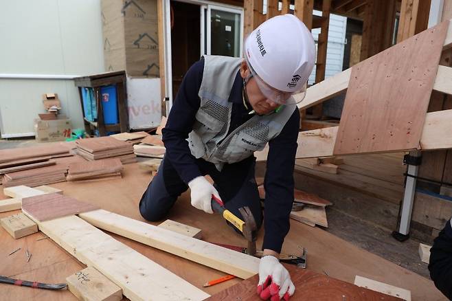 원종규 코리안리 사장이 지난 22일 충남 천안시 해비타트 빌더스 스쿨에서 집짓기 봉사활동을 하고 있다. 코리안리 제공