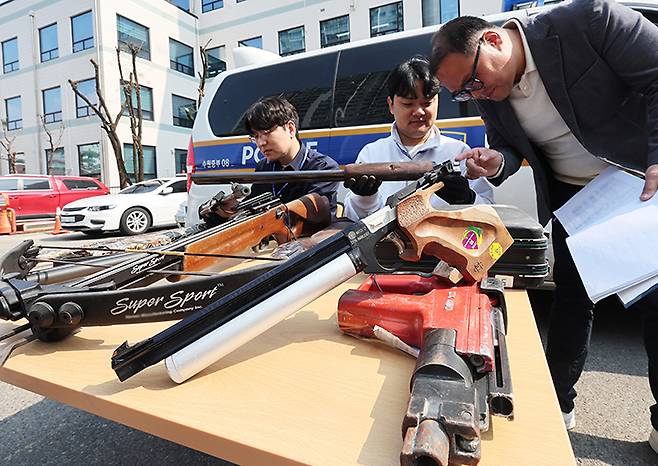 경기도 수원시 장안구 수원중부경찰서에서 범죄예방대응과 경찰관들이 불법무기류 자진신고기간에 보관 중인 무기 등을 살펴보고 있다. 2025.4.1 (사진=저작권자(c) 연합뉴스, 무단 전재-재배포 금지)