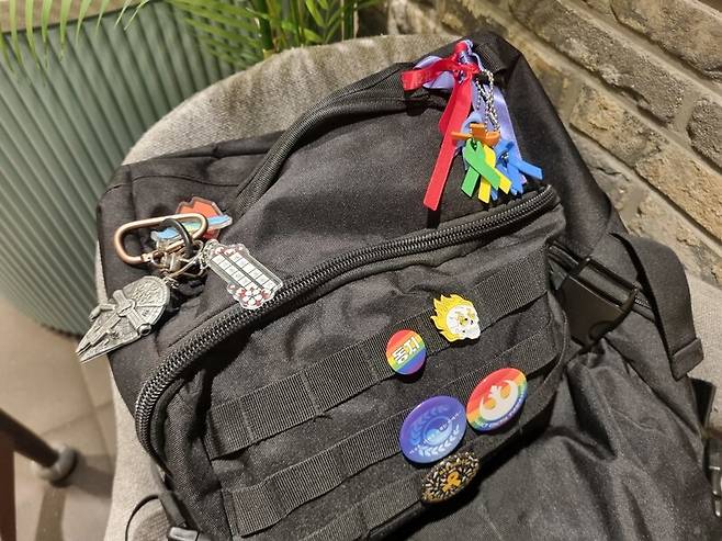 지난 21일 만난 서창원(27)씨의 가방에 그가 광장에서 받은 배지와 리본들이 달려 있다. 고나린 기자