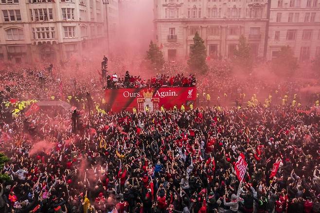 26일(현지시각) 영국 리버풀에서 수만 명의 군중이 프리미어 리그팀 리버풀의 리그 우승을 축하하는 모습으로, 사건 발생 전의 모습이다. 사진 AP