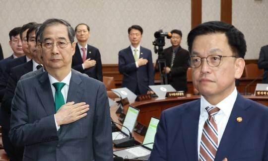 한덕수 대통령 권한대행 국무총리와 최상목 경제부총리가 지난 4월16일 서울 종로구 정부서울청사에서 추가경정예산(추경)안 심의를 위한 임시국무회의를 시작하기 전 국민의례를 하고 있다. 대통령실사진기자단