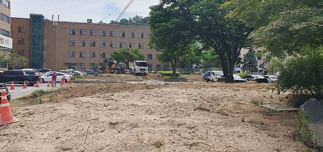 아름드리 정원수 등이 사라진 충북도청 정원 리모델링 현장. 오윤주 선임기자