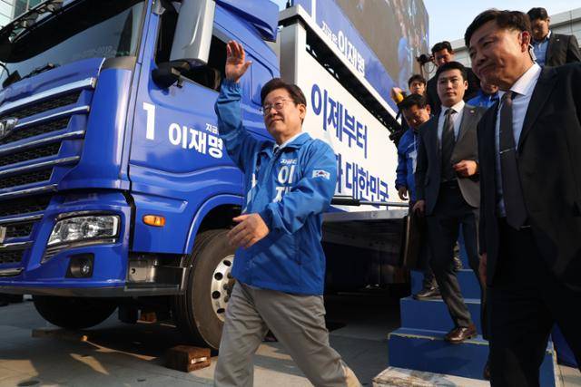 이재명 더불어민주당 대선 후보가 26일 경기 남양주시 평내호평역 광장에서 유세를 마치고 시민들에게 인사하고 있다. 뉴시스