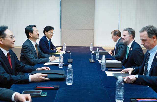 안덕근 산업통상자원부 장관이 16일 제주 서귀포 제주국제컨벤션센터(ICC)에서 제이미슨 그리어 미국 무역대표부(USTR) 대표와 면담을 갖고 있다. 산업통상자원부 제공