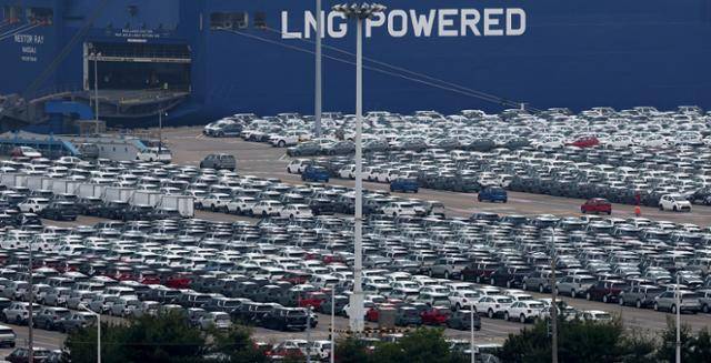 22일 경기 평택항 자동차 전용부두에 수출 차량이 세워져 있다. 뉴시스