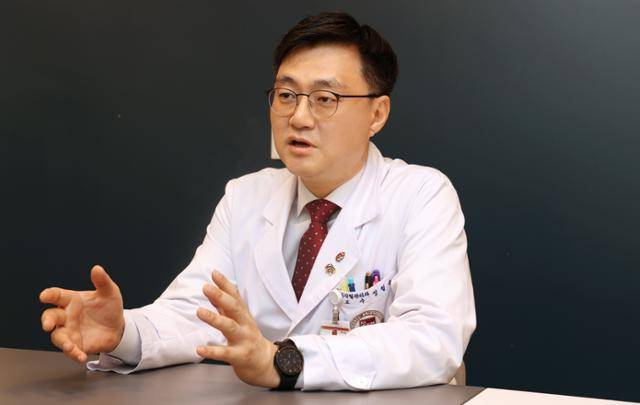 21일 서울 성북구 고대안암병원에서 만난 이식혈관외과 정철웅 교수가 신장 이식에 대해 설명하고 있다. 고대안암병원 제공