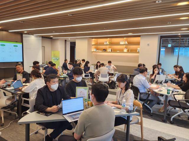 SK이노베이션의 환경 분야 유망 스타트업 지원 프로그램인 '에그' 3기에 참여한 스타트업 임직원들이 2023년 7월 21일 서울 성동구 심오피스에서 SK이노베이션 측과 회의를 하고 있다. SK이노베이션 제공