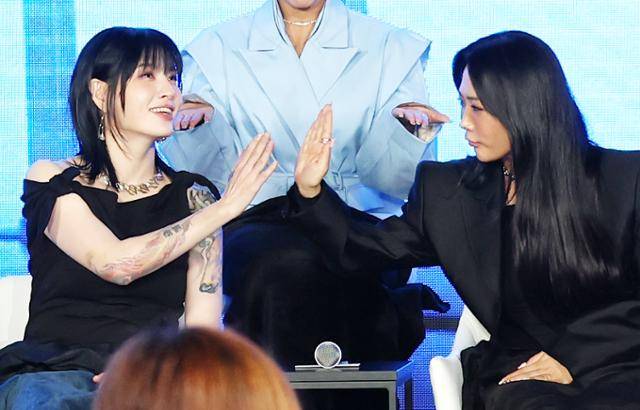 리더즈 범접의 모니카와 허니제이(오른쪽)가 27일 서울 강남구 논현동 SJ쿤스트할레에서 열린 Mnet 월드 오브 스트릿 우먼 파이터 제작발표회에 참석해 하이파이브를 하고 있다. 뉴스1