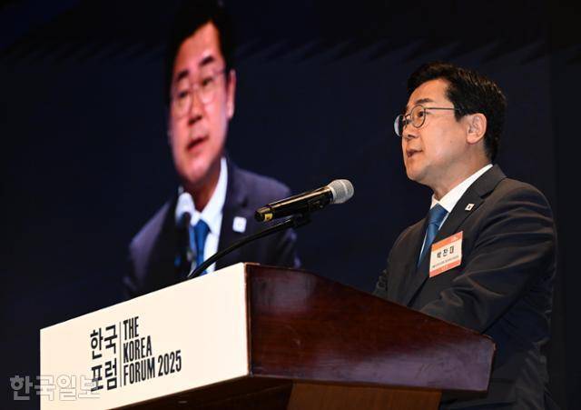 27일 서울 중구 웨스틴 조선 서울에서 열린 2025 한국포럼 '기로에 선 한국 핵심산업' 개회식에서 박찬대 더불어민주당 당대표 권한대행 겸 원내대표가 이재명 민주당 대선 후보의 축사를 대독하고 있다. 왕태석 선임기자