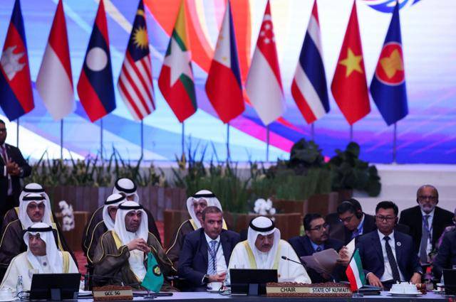 27일 말레이시아 쿠알라룸푸르에서 열린 동남아시아국가연합(ASEAN·아세안)·걸프협력회의(GCC)에서 중동 국가 지도자들이 발언을 듣고 있다. 쿠알라룸푸르=로이터 연합뉴스