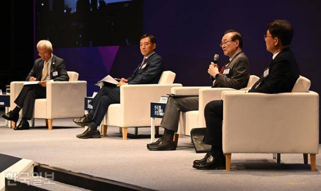 27일 서울 중구 웨스틴조선호텔에서 열린 '2025 한국포럼'의 첫 세션이 ''복합 위기' 한국 경제를 진단한다'를 주제로 진행되고 있다. 오종남(왼쪽부터) 김앤장 법률사무소 고문이 진행을 맡고, 토론자로 이주열 전 한국은행 총재, 박태호 법무법인 광장 국제통상연구원장, 성윤모 전 산업통상자원부 장관이 참석했다. 박시몬 기자
