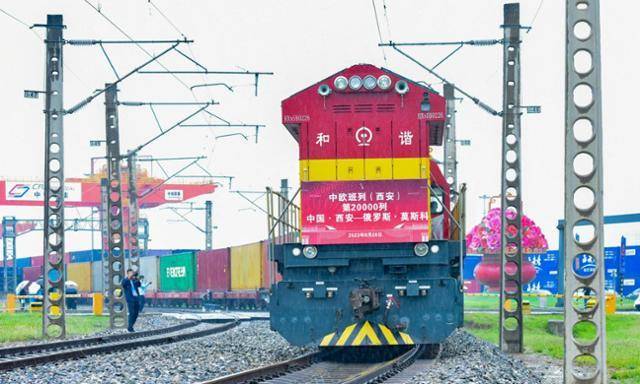 중국과 유라시아 대륙을 오가는 화물열차 '창안호'가 중국 시안역을 출발하고 있다. 일대일로 프로젝트의 일환으로 2013년 운영을 시작한 중국-유럽 화물열차 창안호는 중국 산시성과 유럽을 잇는 주요 운송로로 자리 잡았다. 지난 10년간 창안호의 운행량은 1만6,000회에 달한다.