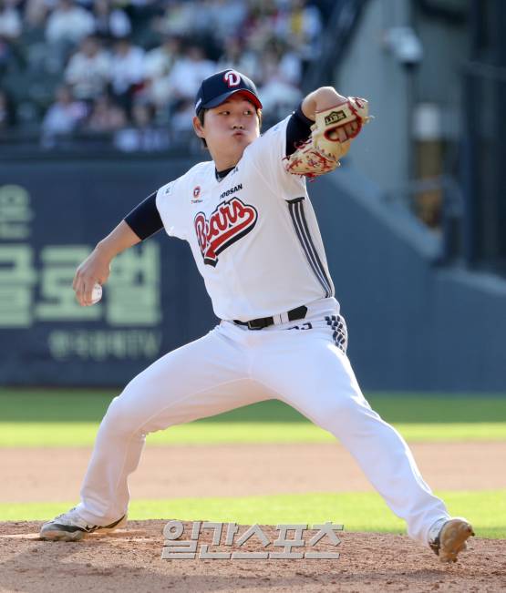 20일 오후 잠실야구장에서 열린 2025 프로야구 KIA와 두산 경기. 두산 마무리 김택연이 9회 등판해 역투하고 있다. 잠실=정시종 기자 /2025.04.20.